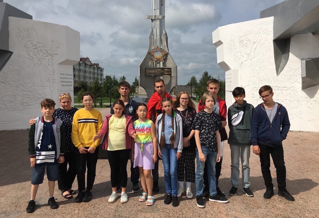 Воспитанники лагеря «Ровесник» посетили Стену памяти